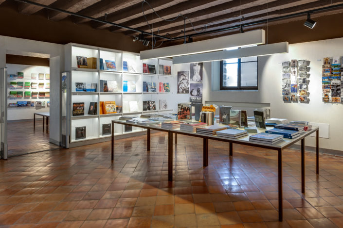 villa manin_bookshop_tavoli su misura