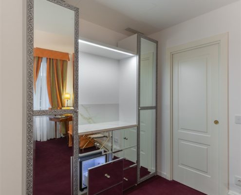 Grand Hotel Duchi d'Aosta_mobile su misura_frigo bar